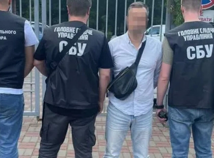 Київський чиновник вимагав хабар $3500 за зняття з розшуку: затримано посадовця ТЦК