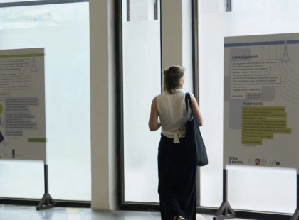Метро як галерея: на «Золотих воротах» відкрили виставку «Вірші у метро – 2025»