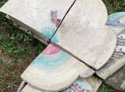 Активісти врятували унікальне керамічне панно, викинуте столичною бібліотекою десять років тому