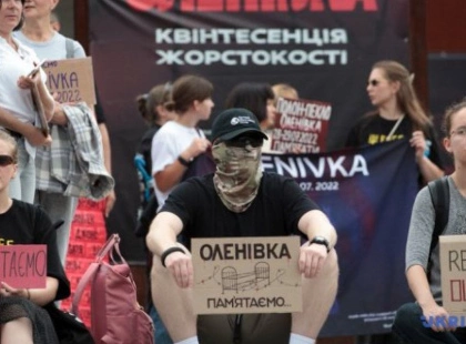 Сльози Майдану: у Києві вшанували загиблих у теракті в Оленівці в День скорботи