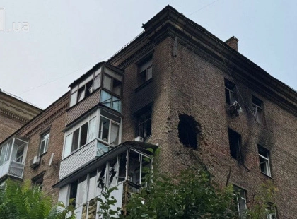 Жахлива ніч у Києві: ракета зруйнувала підʼїзд, понад 50 постраждалих — опубліковано фото наслідків