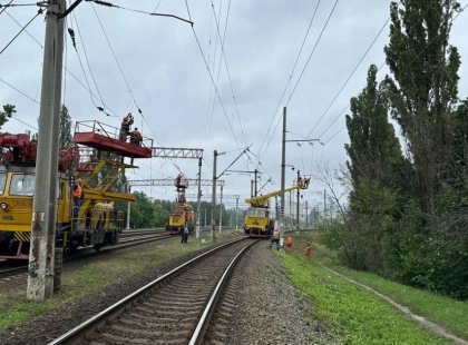 Через ворожі обстріли у Києві змінено рух електропоїздів — залізничники ліквідовують наслідки