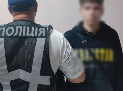 У Києві судитимуть 20-річного хлопця за підпал дверей квартири через «завдання» псевдоправоохоронця