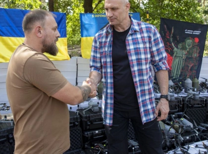 Замість обіцянок — дрони: Київ відправив на передову чергову партію з 900 БпЛА