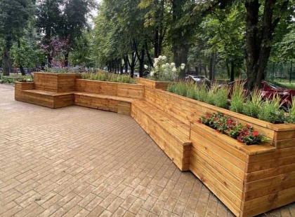 Київ оновлює міські простори: сучасні вуличні меблі з’явилися у Сквері спортсменів-захисників