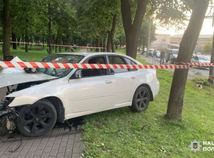 Поліцейські затримали керманича Subaru, який п’яним влетів у Куренівський парк та травмував двох жінок