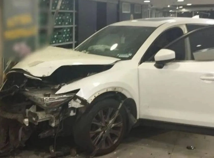 Фатальна помилка на паркінгу: у Голосіївському районі авто протаранило будівлю ТЦ