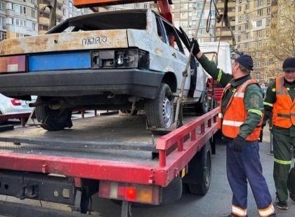 Більше безпеки та порядку: столиця позбувається аварійних і покинутих автомобілів