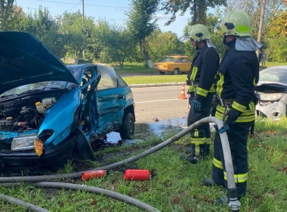 Серйозна ДТП у Переяславі: після зіткнення Ford і Opel авто спалахнуло, водійка Opel у лікарні