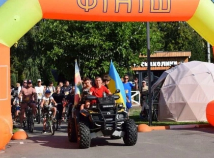 Понад 300 учасників і благодійний аукціон: у Калинівській громаді відбувся Патріотичний велопробіг