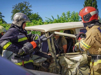 Лобова аварія в Ірпені: рятувальники деблокували постраждалого з понівеченого авто