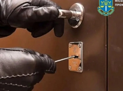 Викрала ключі та залишила їх співучаснику: у Києві судитимуть няню
