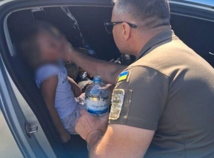 На Київщині прикордонники врятували постраждалих із понівеченого авто: обійшлося без жертв