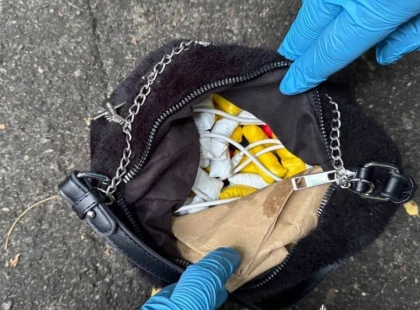 У Голосієві 16-річну дівчину затримали з партією психотропів