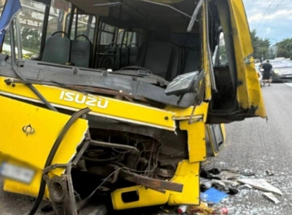 Аварія в Києві: двоє людей постраждали внаслідок зіткнення маршрутки з автобусом