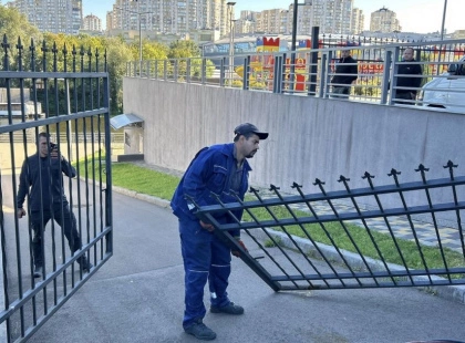 500 метрів набережної повернули киянам: незаконний паркан знесли вдруге