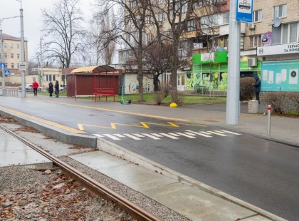 Київ ремонтує тротуари: водіям радять оминати вулицю Кирилівську