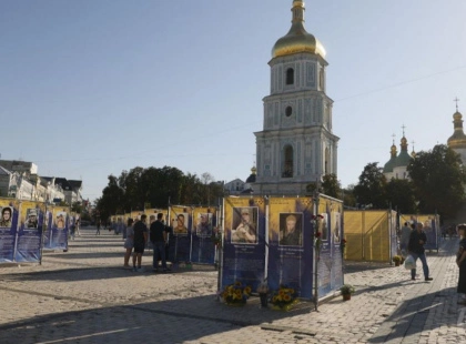 На Софійській площі відкрили виставку «Воїни світла» з портретами полеглих героїв
