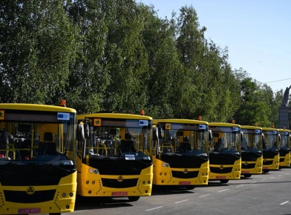Десять громад Київщини отримали нові інклюзивні шкільні автобуси перед стартом навчального року