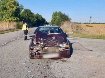 На Білоцерківщині вантажівка перекинулась після зіткнення з Mercedes, водія госпіталізовано