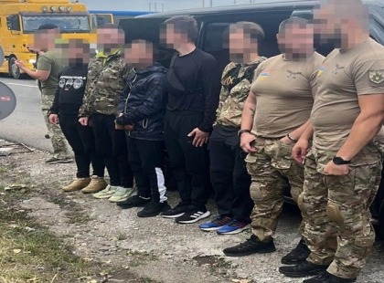 Під прикриттям служби: поліцейський організував нелегальний виїзд чоловіків за кордон