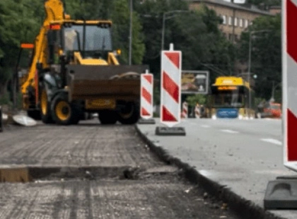 Мости, вулиці й трамвайні колії: що саме ремонтують у Києві просто зараз