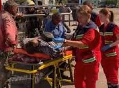 Екстрена евакуація: у Гостомелі чоловіка зняли з висоти та передали медикам