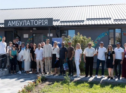 Амбулаторія з петриківським муралом і сонячними панелями: на Київщині відновили медзаклад після обстрілів