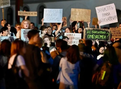 «Служба — не рабство»: у Києві мітингували проти законопроєкту №13260