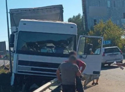 На Броварській об’їзній вантажівка врізалася у відбійник — постраждалих немає
