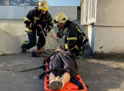 Рятувальники зняли з піддашку дівчину-підлітка, що впала з вікна у столиці