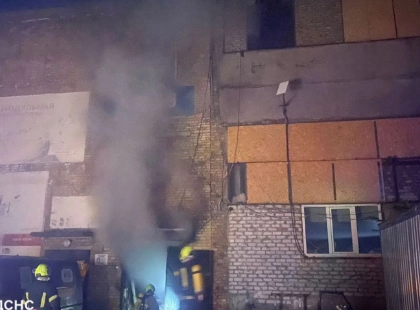 У Києві на Жмеринській вночі загорівся склад: площа пожежі — 60 кв. м