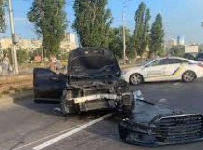 ДБР розслідує ДТП у столиці, де загинули правоохоронець та водій цивільного авто