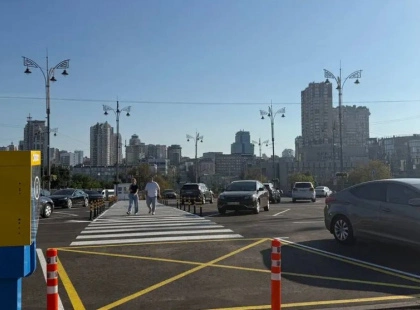 На Вокзальній площі відкрили великий паркінг біля залізничного вокзалу