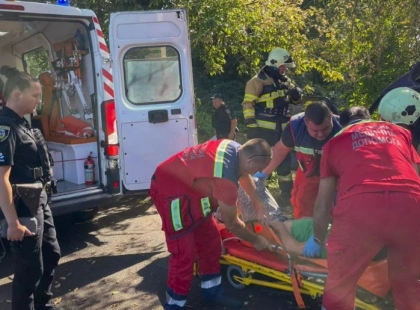 У Яготині легковик врізався в дерево: водія деблокували рятувальники