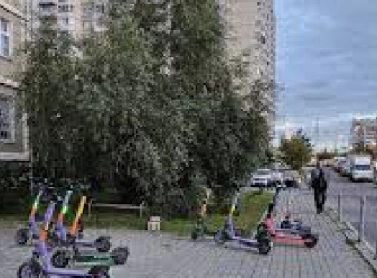 Кінець хаосу: у Києві готують правила паркування електросамокатів і велопрокату