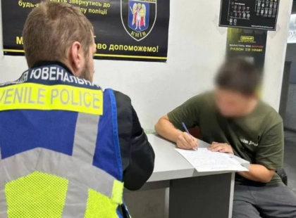 П’яні витівки на вулиці: на Подолі спіймали неповнолітніх хуліганів