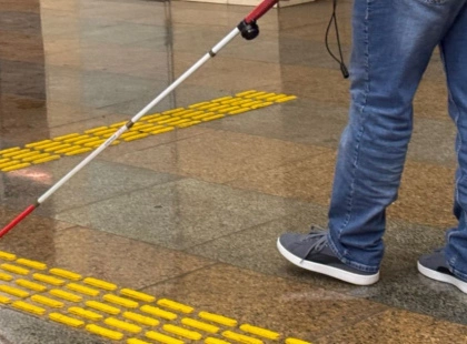 На станції метро «Олімпійська» розпочали роботи з оновлення тактильних смуг