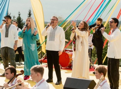 Легендарна «Червона рута» зазвучить у кіно. Стартували зйомки романтичної комедії «Потяг "Червона рута"»