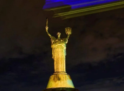 Монумент «Батьківщина-мати» у Києві засяяв лазерно-світловою інсталяцією