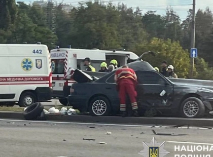У Києві відбійник прошив авто після зіткнення: загинув 28-річний водій