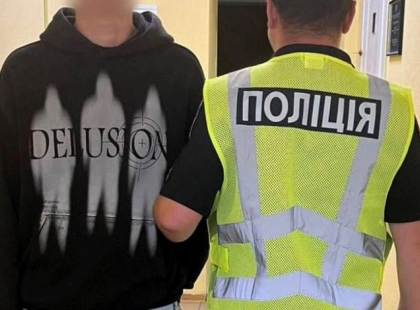 У метро «Хрещатик» 19-річний хлопець пошкодив світильник, бігаючи по балюстраді