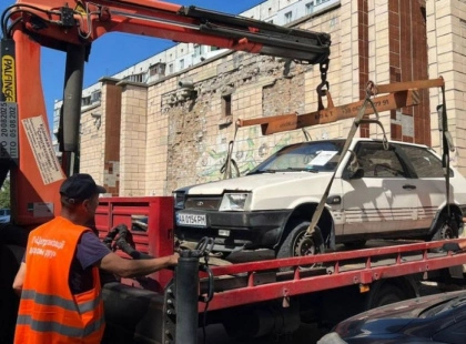 Майже 1700 занедбаних автомобілів вивезли з київських дворів за останні шість місяців