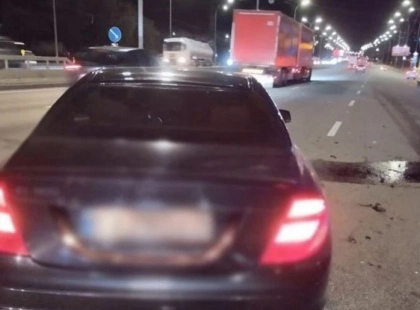 У Києві п’яний водій Mercedes врізався в маршрутку: пасажирка госпіталізована