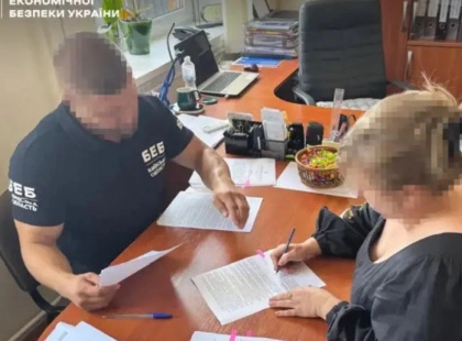 Директорка навчального закладу підозрюється у зловживанні службовим становищем: укриття не відповідало нормам
