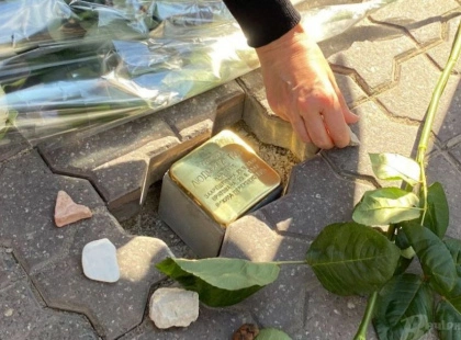 У Києві біля дитячої бібліотеки відкриють новий Камінь спотикання на честь Праведника Бабиного Яру