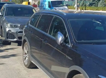 У Голосієві масово евакуюють автівки з тротуарів: водії отримали штрафи