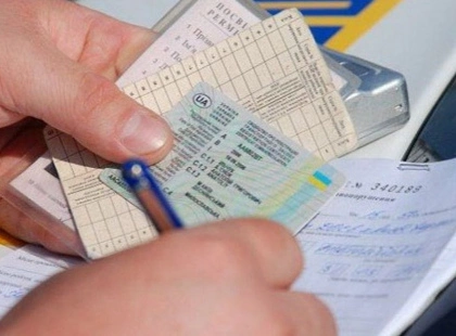 Права без навчання: у столиці керівницю автошколи підозрюють у фальсифікації документів