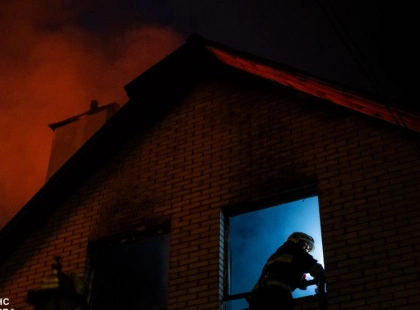 Масштабна нічна пожежа у Києві: полум’я з СТО охопило приватний будинок