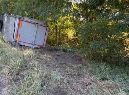 На Київщині вантажівка з’їхала в кювет: постраждав водій
